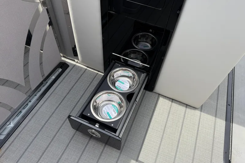 Slide: The Image of Pull-out pet feeding station on Balise HORIZON 24C, 2025 model. - 23