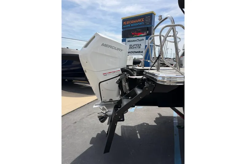 Slide: The Image of Outboard motor on Balise HORIZON 24C boat, 2025 model, at marine dealership. - 9