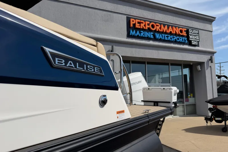 Slide: The Image of 2025 Balise HORIZON26C boat at Performance Marine Watersports dealership. - 13