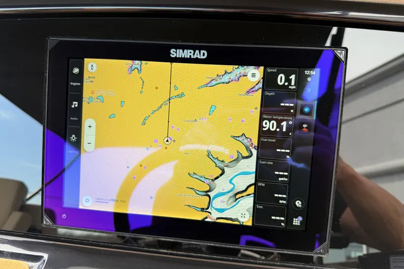 Slide: The Image of Simrad navigation display on Balise HORIZON26C 2025, showing map and boat metrics. - 32