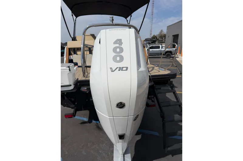 Slide: The Image of Outboard motor on Balise HORIZON26C boat, 2025 model, featuring Mercury 400 V10 engine. - 7