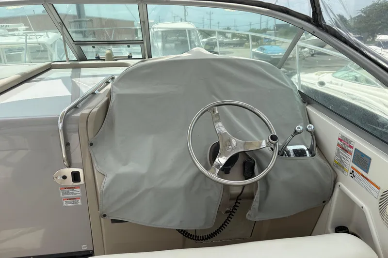 Slide: The Image of 2008 Searay 290 AMBERJACK boat helm with covered dashboard and steering wheel. - 15