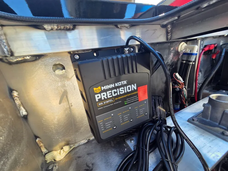 Slide: The Image of Minn Kota Precision charger in Vexus Boats ADX190, year 2026. - 34
