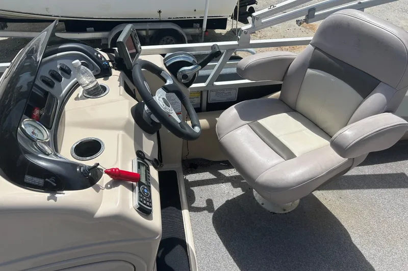 Slide: The Image of 2015 Sun Tracker Party Barge 22 Tritoon helm with steering wheel and captain's chair. - 7