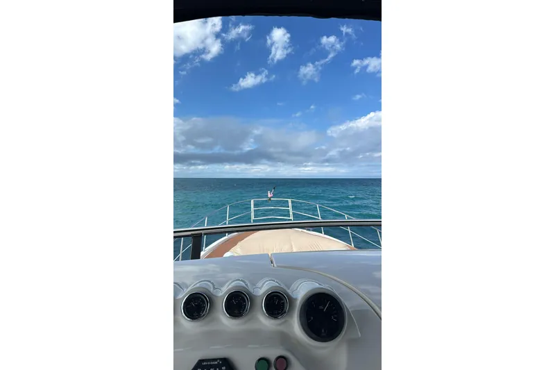 Slide: The Image of View from 2008 Azimut 47 yacht's helm, overlooking ocean and sky. - 28