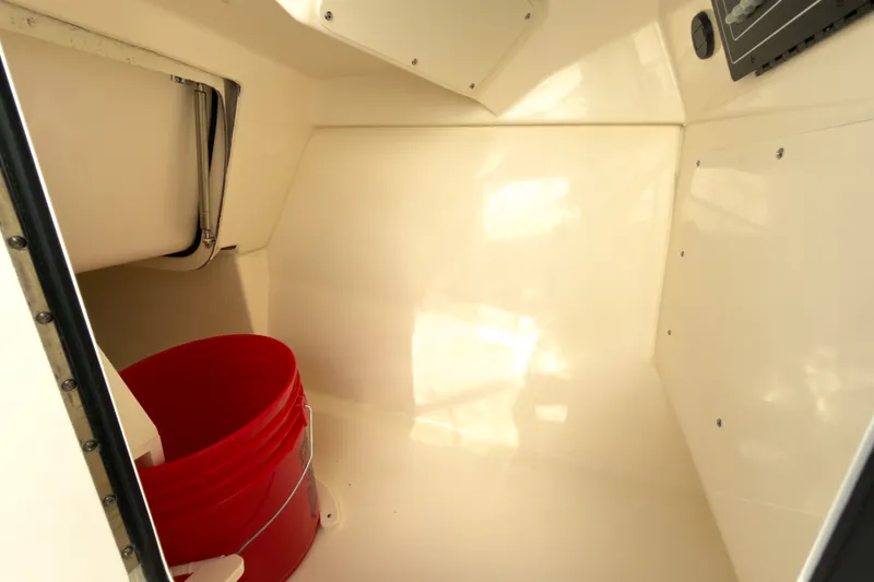 Slide: The Image of Boston Whaler 240 Vantage 2026 - 14