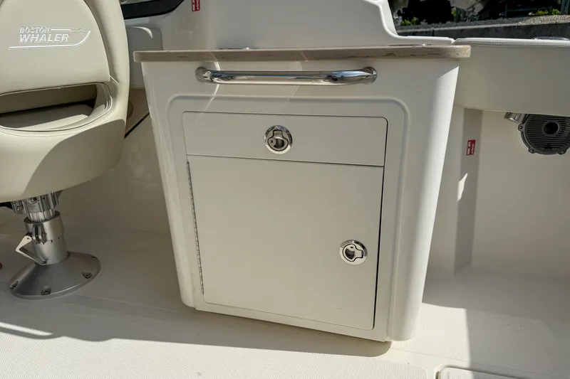 Slide: The Image of Boston Whaler 240 Vantage 2026 - 7