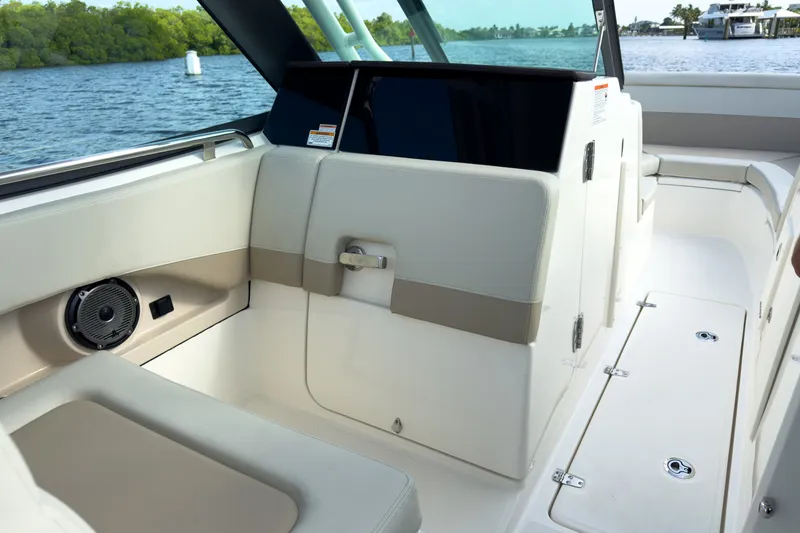 Slide: The Image of Boston Whaler 240 Vantage 2026 - 13