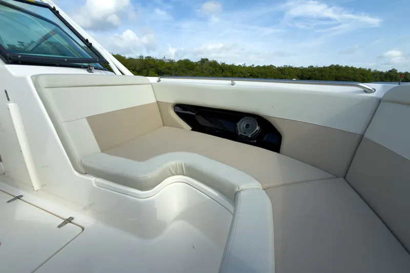 Slide: The Image of Boston Whaler 240 Vantage 2026 - 20
