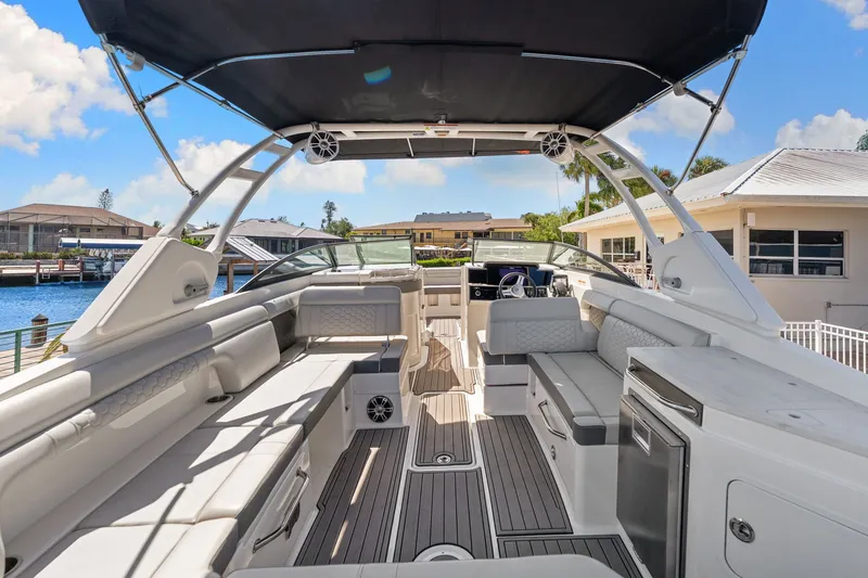 Slide: The Image of Sea Ray SDX 290 Outboard 2023 - 15