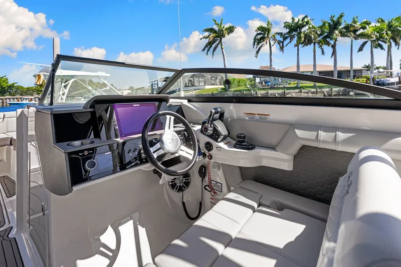 Slide: The Image of Sea Ray SDX 290 Outboard 2023 - 18