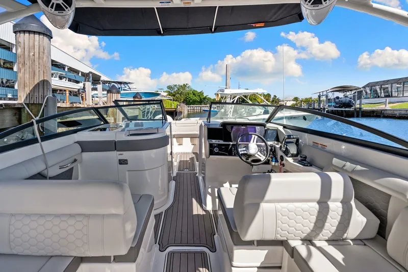 Slide: The Image of Sea Ray SDX 290 Outboard 2023 - 28
