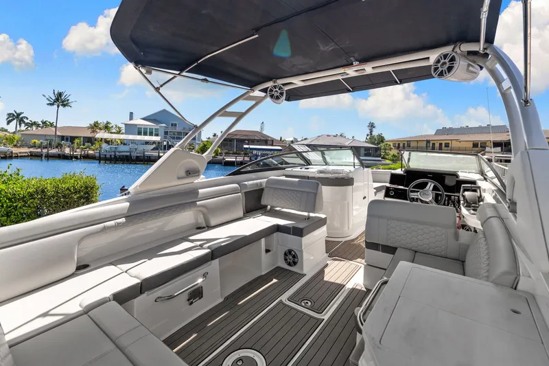 Slide: The Image of Sea Ray SDX 290 Outboard 2023 - 29