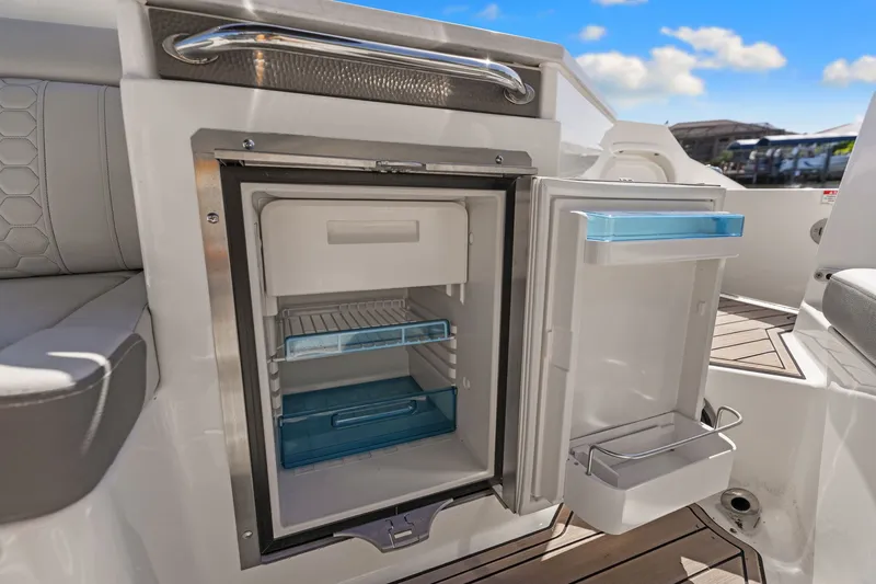 Slide: The Image of Sea Ray SDX 290 Outboard 2023 - 35