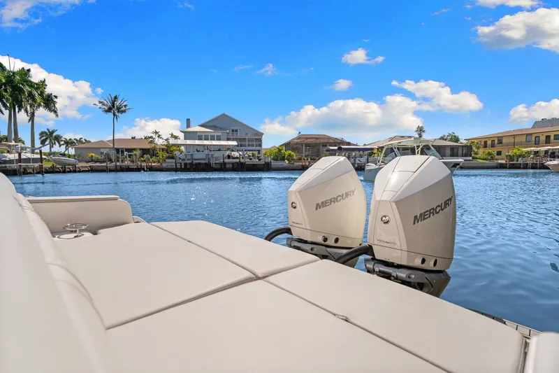 Slide: The Image of Sea Ray SDX 290 Outboard 2023 - 38