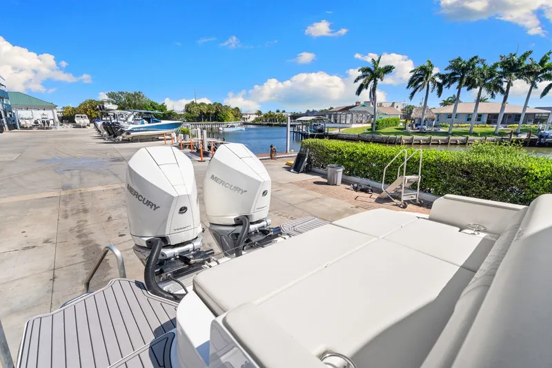 Slide: The Image of Sea Ray SDX 290 Outboard 2023 - 39