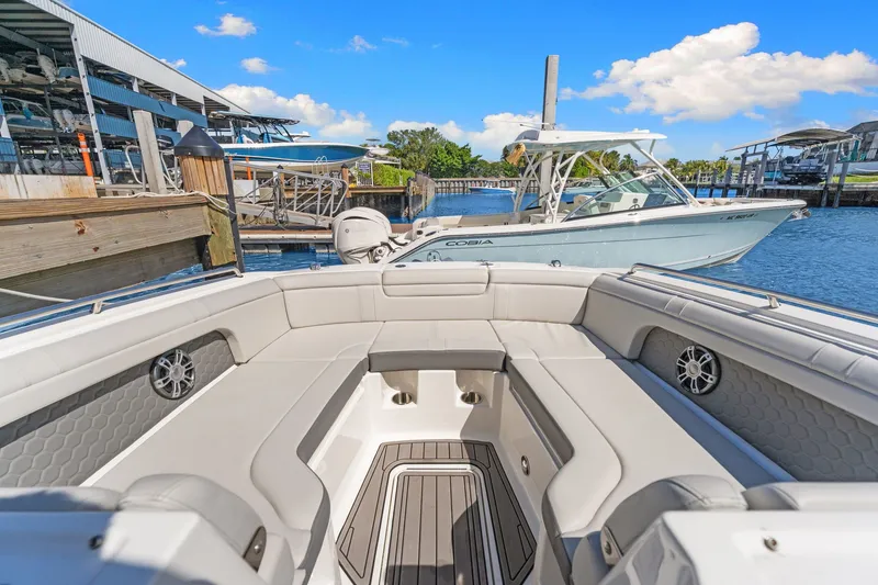 Slide: The Image of Sea Ray SDX 290 Outboard 2023 - 8