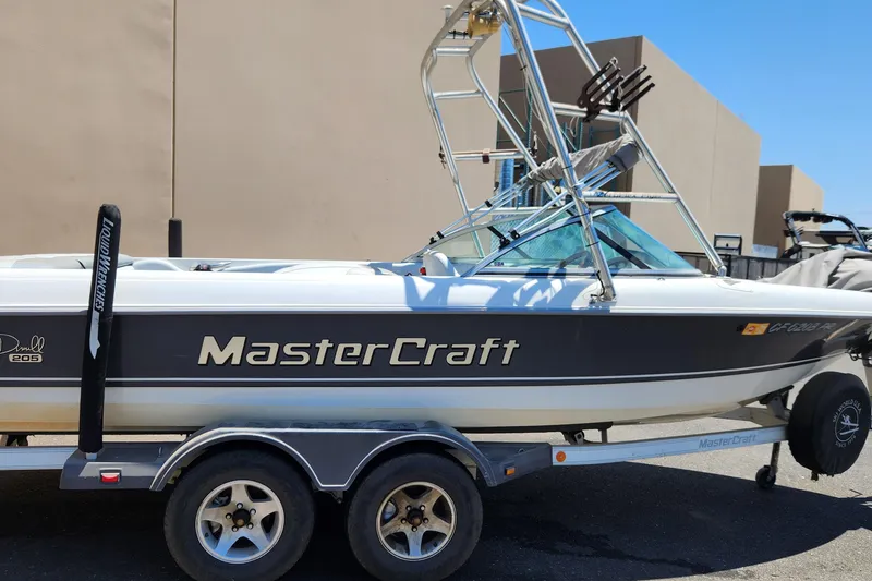 Slide: The Image of 2000 MasterCraft Prostar 205 boat on trailer, side view, outdoors. - 1