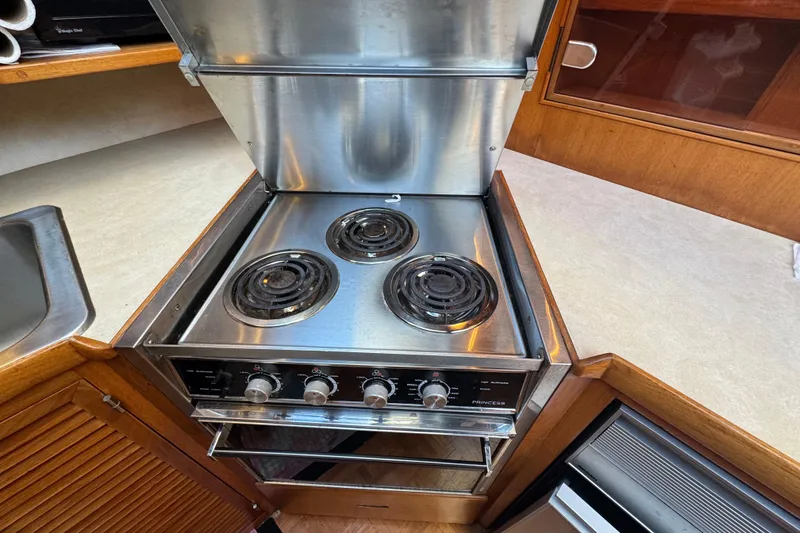 Slide: The Image of Stainless steel stove in 1987 Lien Hwa 47 Cockpit Motoryacht kitchen. - 10