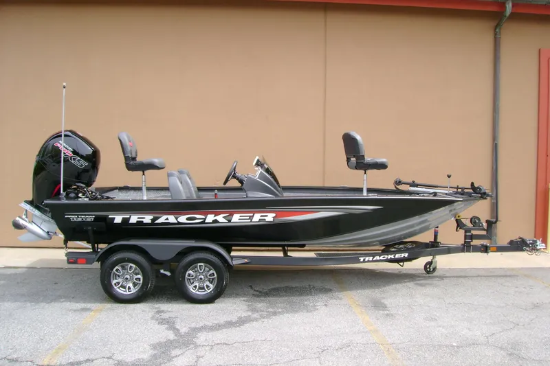 The Image of Tracker Pro Team 195 2026 - undefined