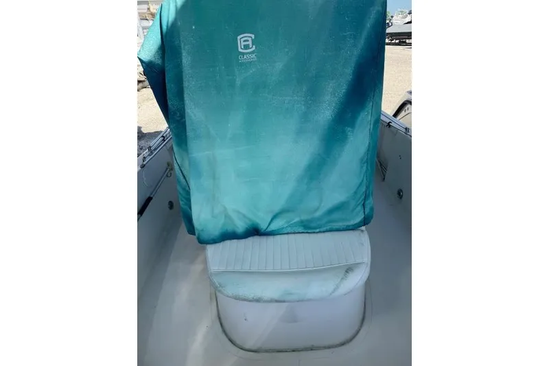 Slide: The Image of 2006 Sea Pro 196 Center Console boat seat with teal cover. - 13
