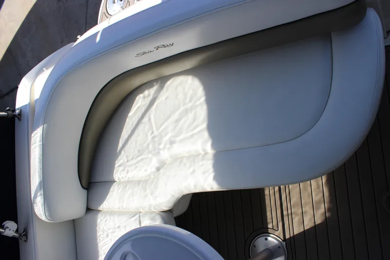 Slide: The Image of White leather seating on a 2006 Sea Ray Sundancer 260 boat deck. - 18