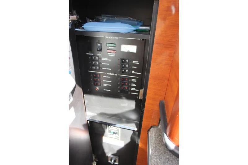 Slide: The Image of Electrical control panel on a 2006 Sea Ray Sundancer 260 boat. - 31