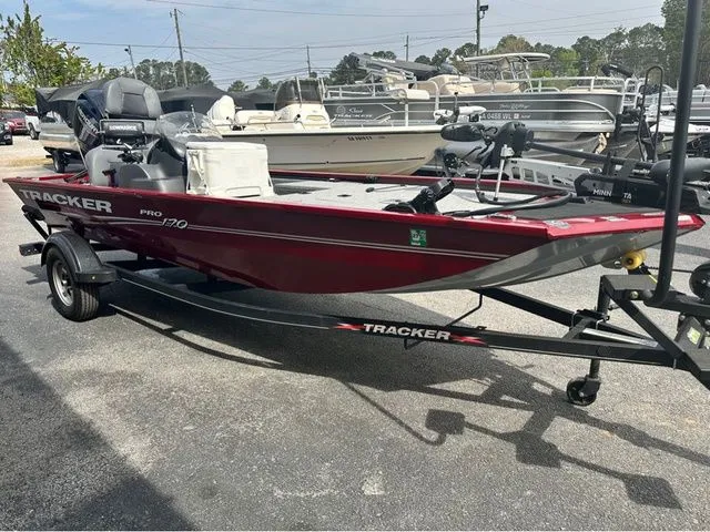 Slide: The Image of Tracker Pro 170 2022 - 38