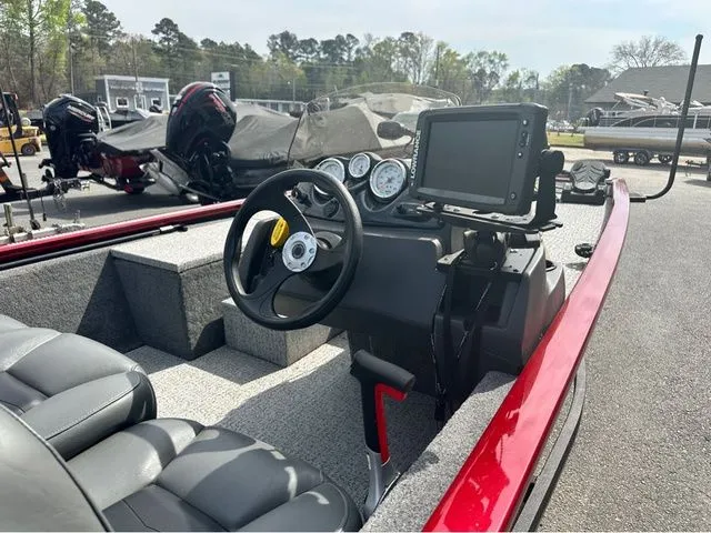 Slide: The Image of Tracker Pro 170 2022 - 39