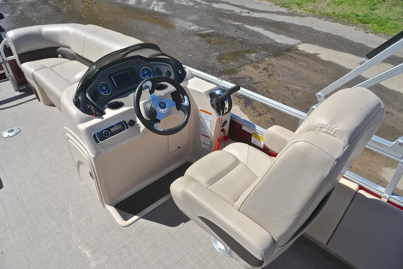 Slide: The Image of 2019 Sun Tracker SportFish 22 DLX boat interior with steering console and seating. - 25