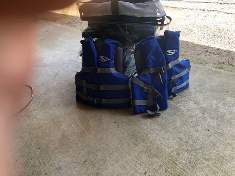 Slide: The Image of Three blue life jackets on concrete floor, Tahoe 185 S 2024. - 32