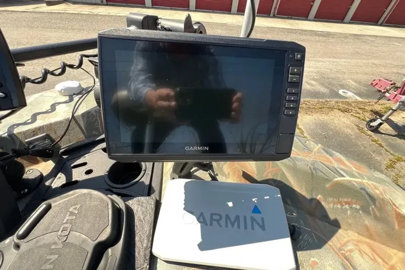 Slide: The Image of Garmin screen on a 2015 Hurricane Sundeck boat. - 3