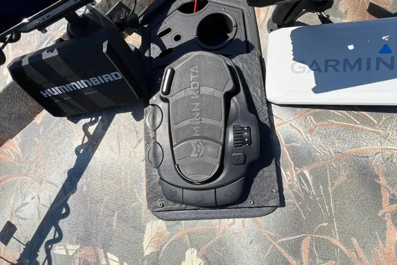 Slide: The Image of Hurricane Sundeck 2015 with Humminbird and Garmin devices. - 8