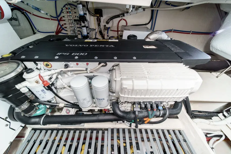 Slide: The Image of Tiara 44 Flybridge 2018 - 42