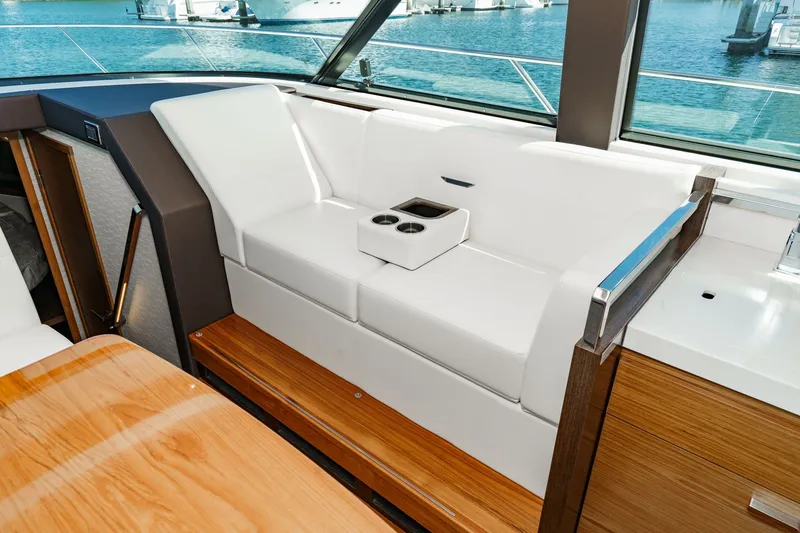 Slide: The Image of Tiara F 44 2018 - 16