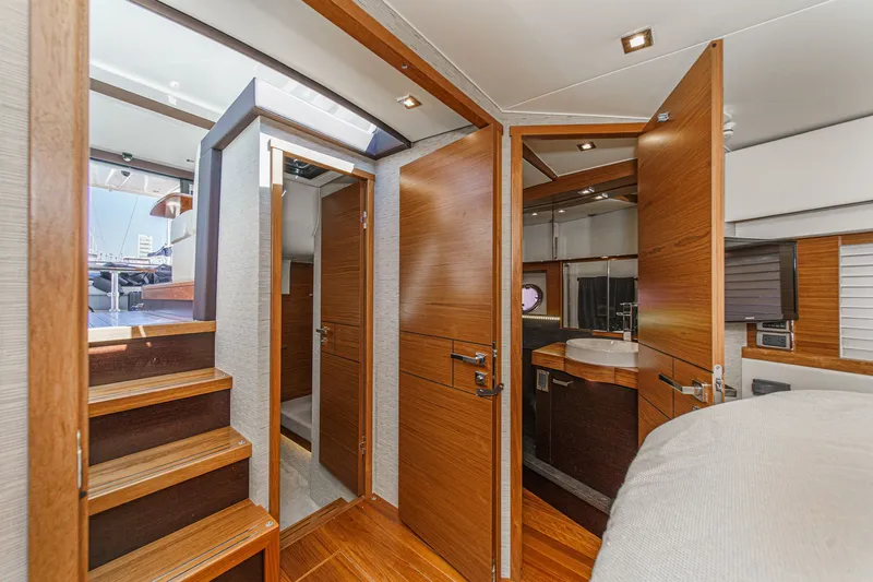 Slide: The Image of Tiara F 44 2018 - 22