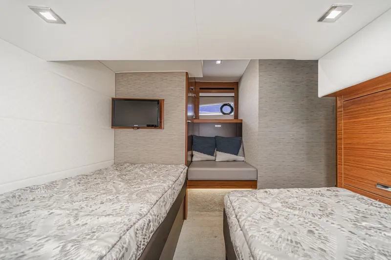 Slide: The Image of Tiara F 44 2018 - 27