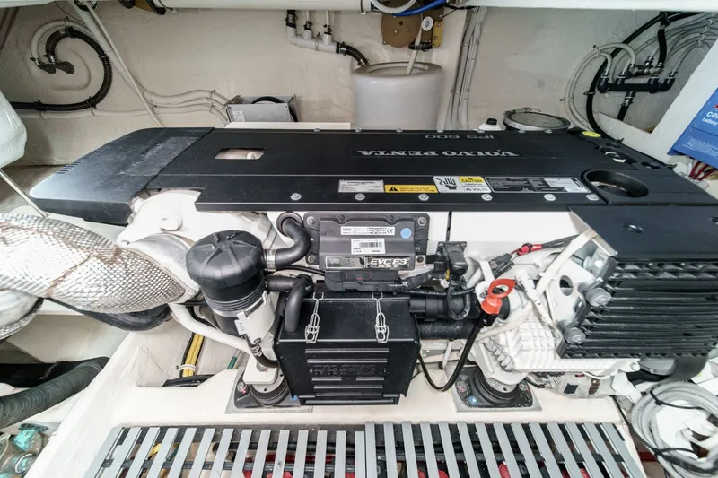 Slide: The Image of Tiara F 44 2018 - 43