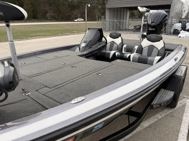 Slide: The Image of Skeeter ZX225 2021 - 13