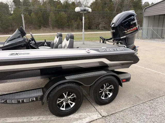 Slide: The Image of Skeeter ZX225 2021 - 15