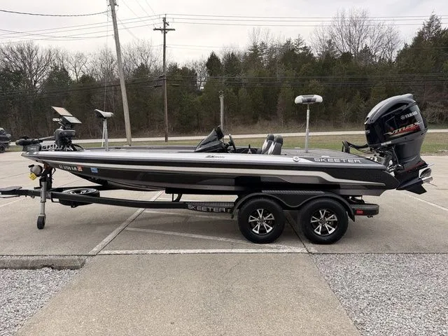 Slide: The Image of Skeeter ZX225 2021 - 17