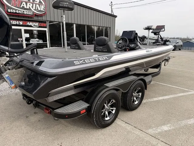 Slide: The Image of Skeeter ZX225 2021 - 4