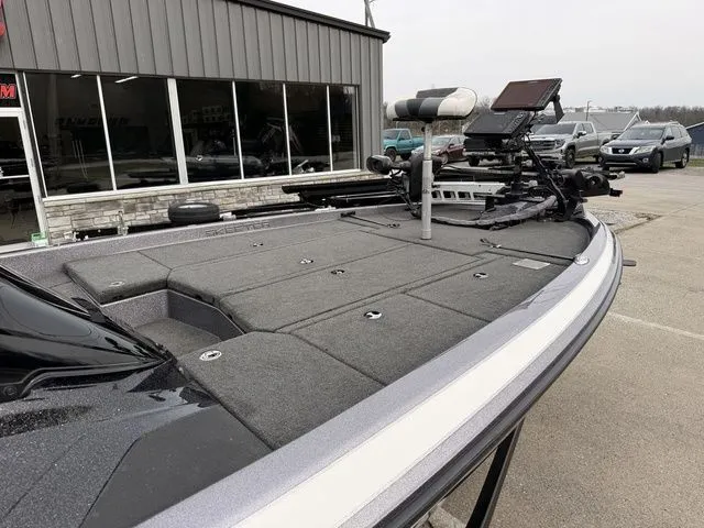 Slide: The Image of Skeeter ZX225 2021 - 8