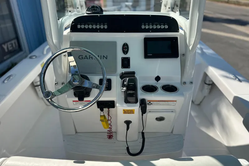 Slide: The Image of Center console of 2020 Everglades 243 boat with Garmin navigation system. - 10