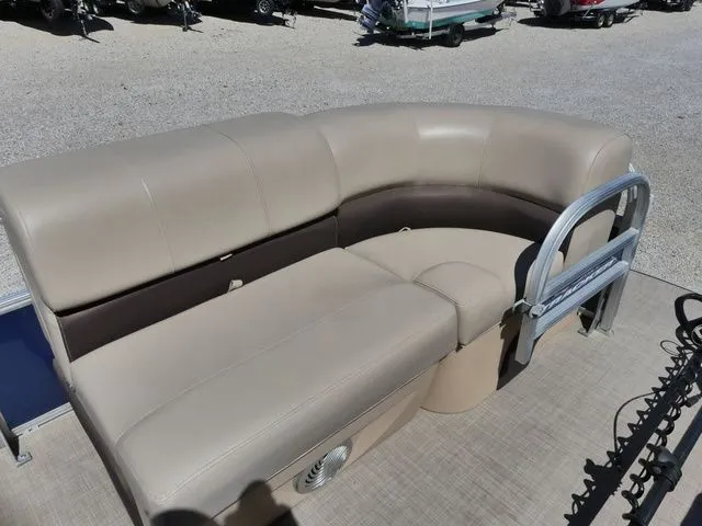 Slide: The Image of Sun Tracker SportFish 22 DLX 2019 - 10