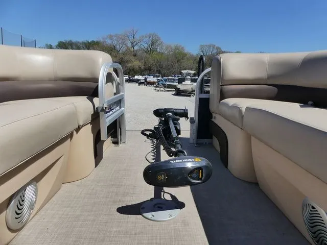 Slide: The Image of Sun Tracker SportFish 22 DLX 2019 - 11