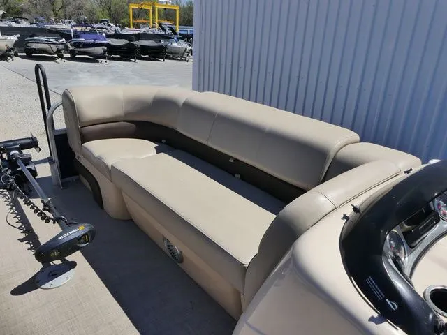 Slide: The Image of Sun Tracker SportFish 22 DLX 2019 - 12