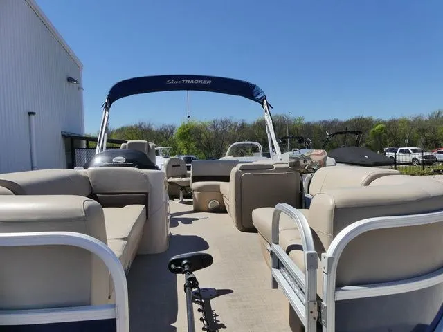 Slide: The Image of Sun Tracker SportFish 22 DLX 2019 - 14