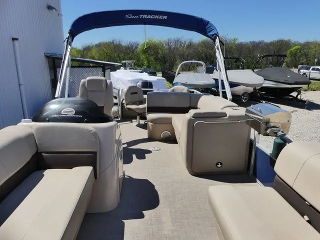 Slide: The Image of Sun Tracker SportFish 22 DLX 2019 - 18