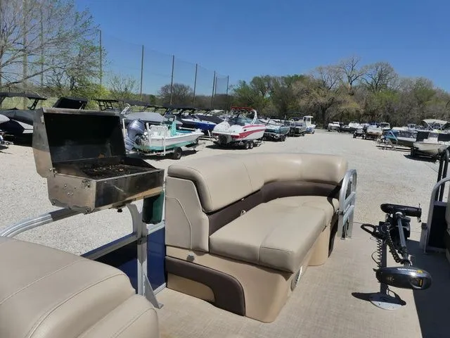 Slide: The Image of Sun Tracker SportFish 22 DLX 2019 - 19